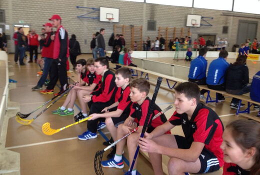Die Jugi am Unihockeyturnier in Thun-Allmendingen