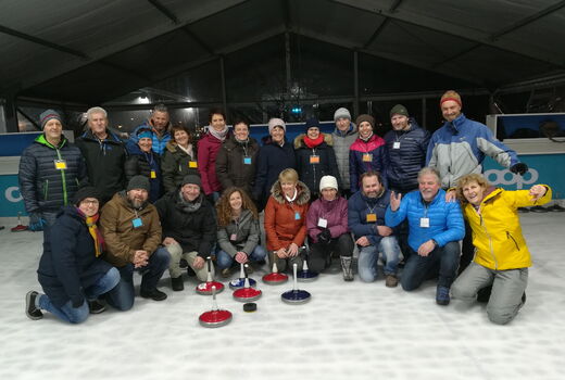 Die Teilnehmer beim Eisstockschiessen