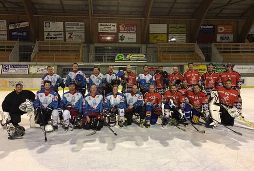 Beide Mannschaften nach dem Plauschhockeymatch